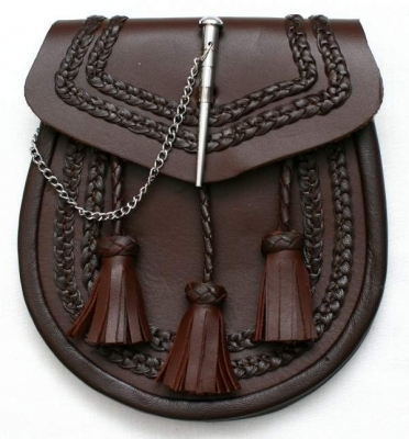 Brown leather sporran Front pin loop closure, Double plaited pattern on the flap and body of the spo